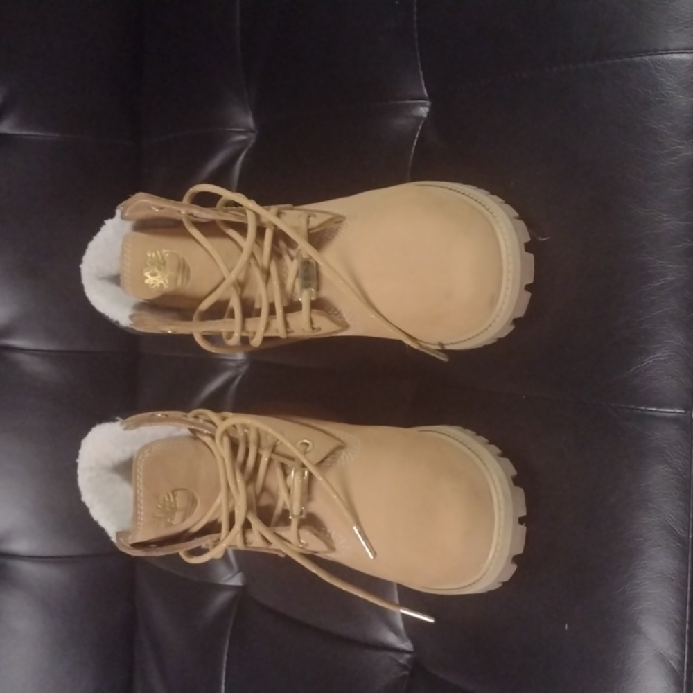 Wheat Timberland Boots Size 4.5 in kids fur inside. - Picture 4 of 5